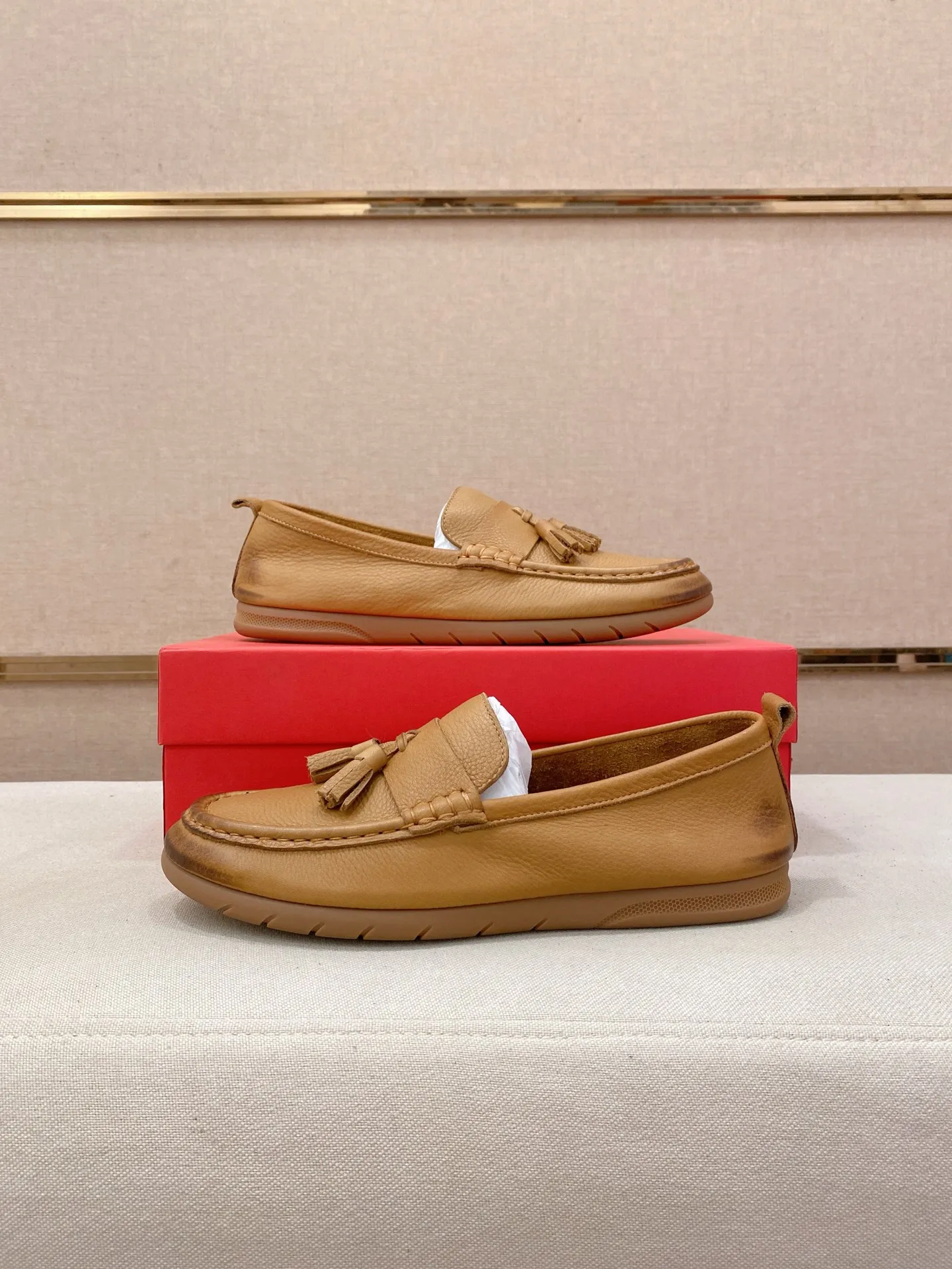 Factory price 500💰 Original Ferragamo men's shoes! The world's top brands...Luxury quality...//Fashion and high-end footwear 👍💪🏻...give you a low-key luxury comfort experience👍. The upper is made of pure Italian imported original cowhide and sweat-absorbent sheepskin lining. It is comfortable and breathable, high-end and classy... luxurious and noble!! .. OEM factory shipment [Hug] stall.. Original board. Welcome to taste..38--44.